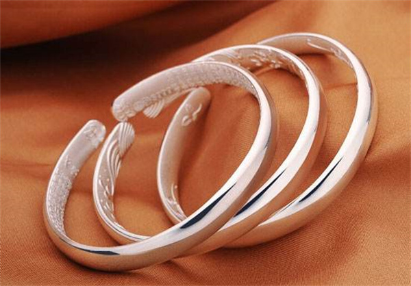 影响白银手镯光泽度的因素有哪些？如何检测其光泽度？